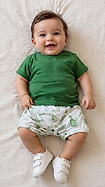 Yeşil yaprak baskılı erkek bebek tişört şortlu takım