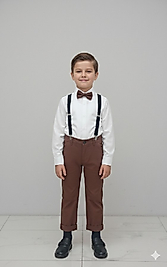 pantolonlu papyonlu gömlekli takım