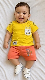 Sarı tişörtlü turuncu şortlu takım