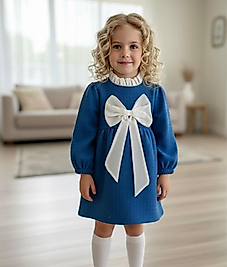 Mavi fiyonklu elbise