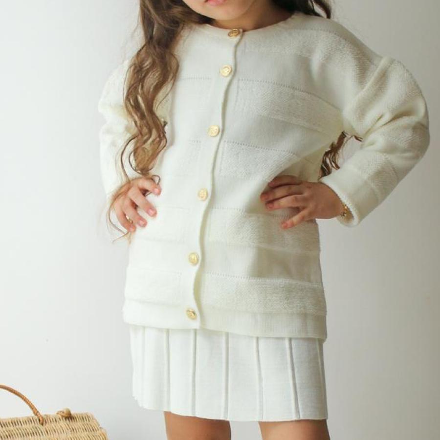 Beyaz renk çeketli triko etekli takım