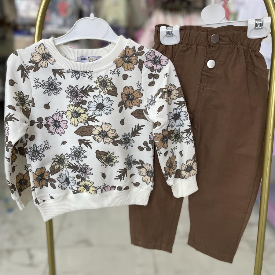 Üst kazağı çiçekli altı kahverengi kot pantolon