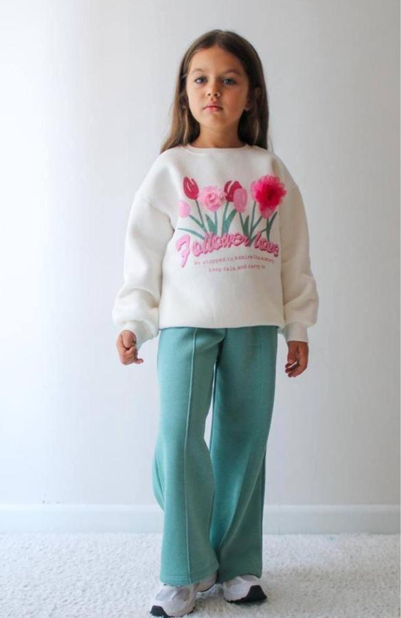 Önü çiçekli şardonlu üç iplik takım