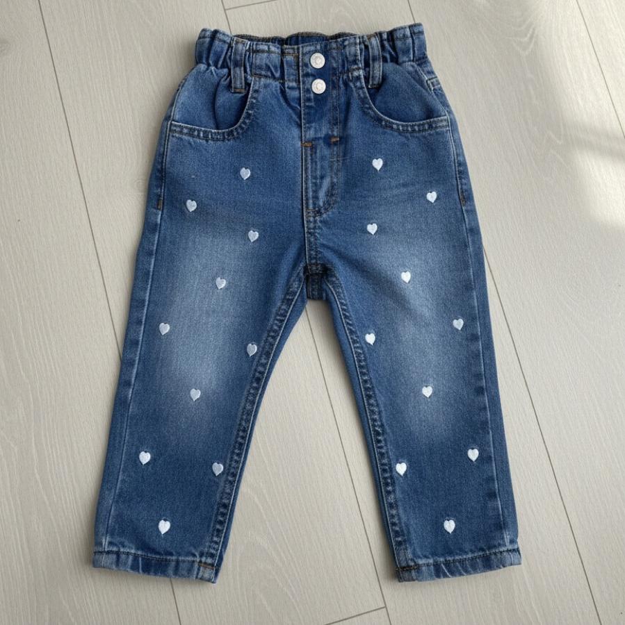 Kalp işlemeli kot pantolon